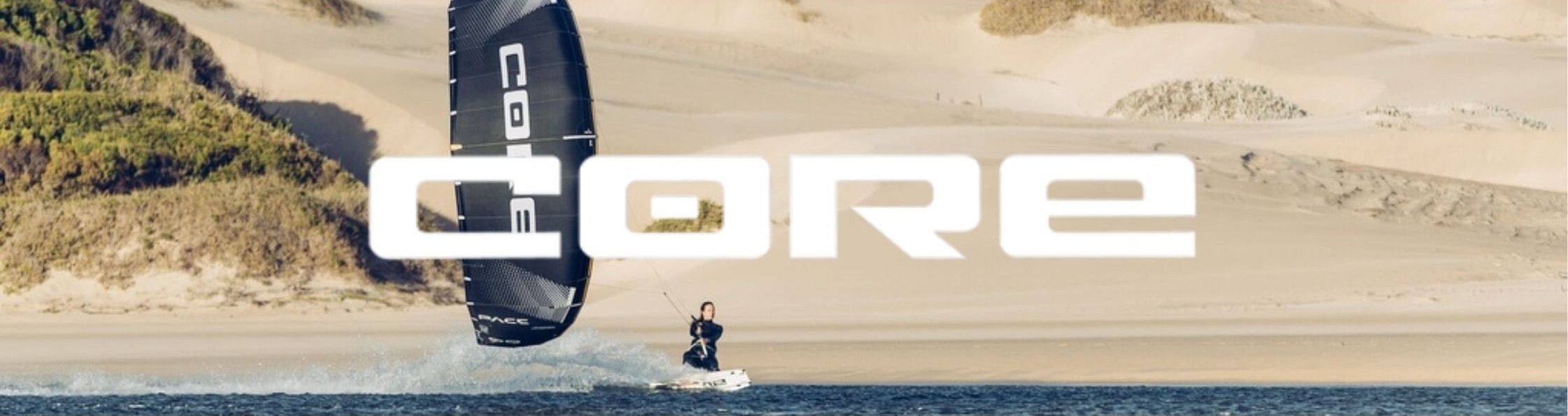 Logo Core en premier plan avec une aile de kitesurf Core en arrière-plan